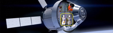 Ein computer-generiertes Bild des us-amerikanischen Orion-Raumschiffes im Erdorbit. Es besteht aus einem kurzen Zylinder mit abstehenden Solarpanelen und einer kegelförmigen Spitze. Dieses kegelförmige Crew-Modul ist aufgeschnitten. Man sieht im Inneren einen sitzenden Pilotendummy im Raumanzug und zwei weiße Dummys ohne Arme und Beine.